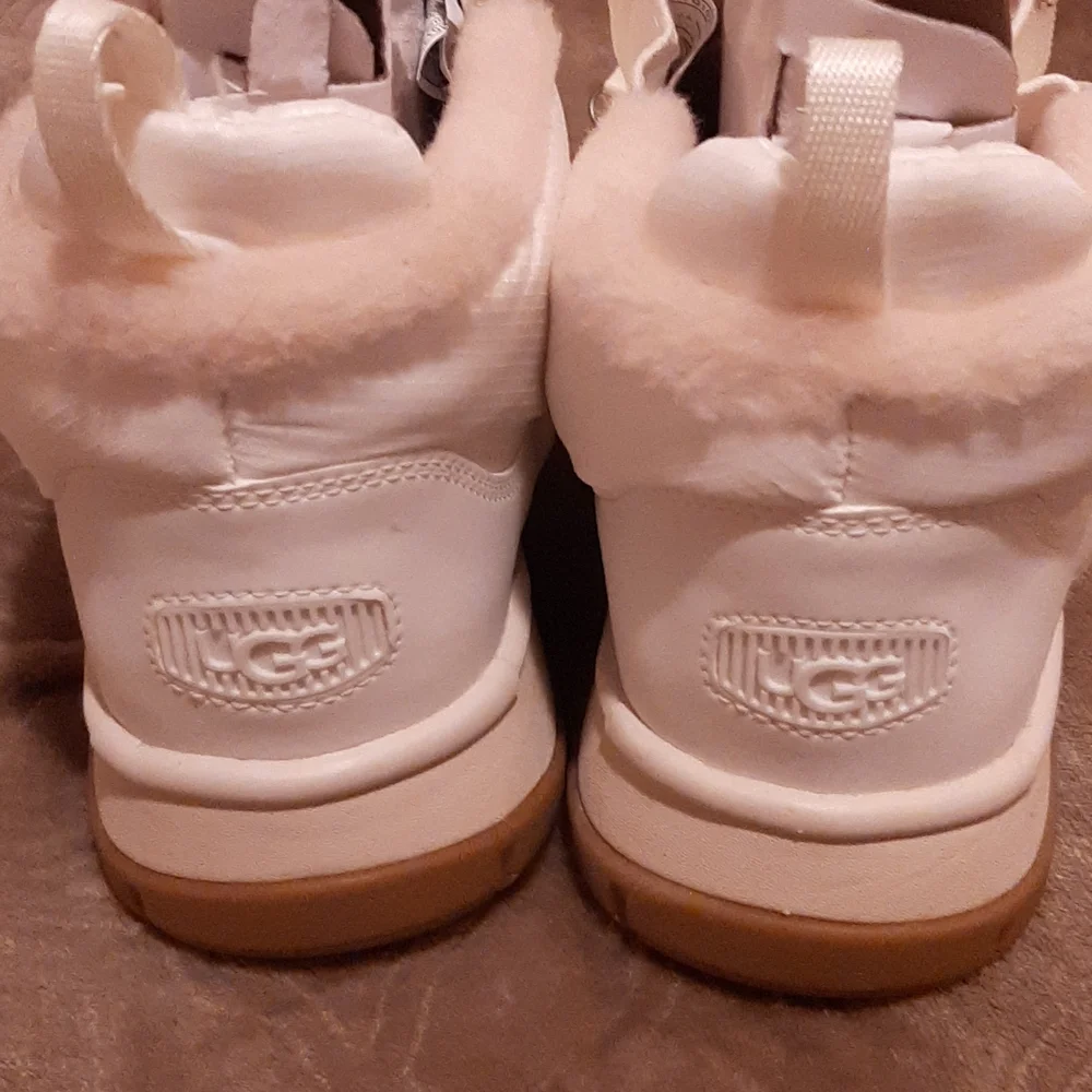 UGG *NEW* front zip winter boots - Picture 4 of 9